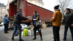 Des bénévoles déchargent un camion d'aide venu d'Europe dans un centre de distribution de dons, à Lviv en Ukraine le 2 mars 2022