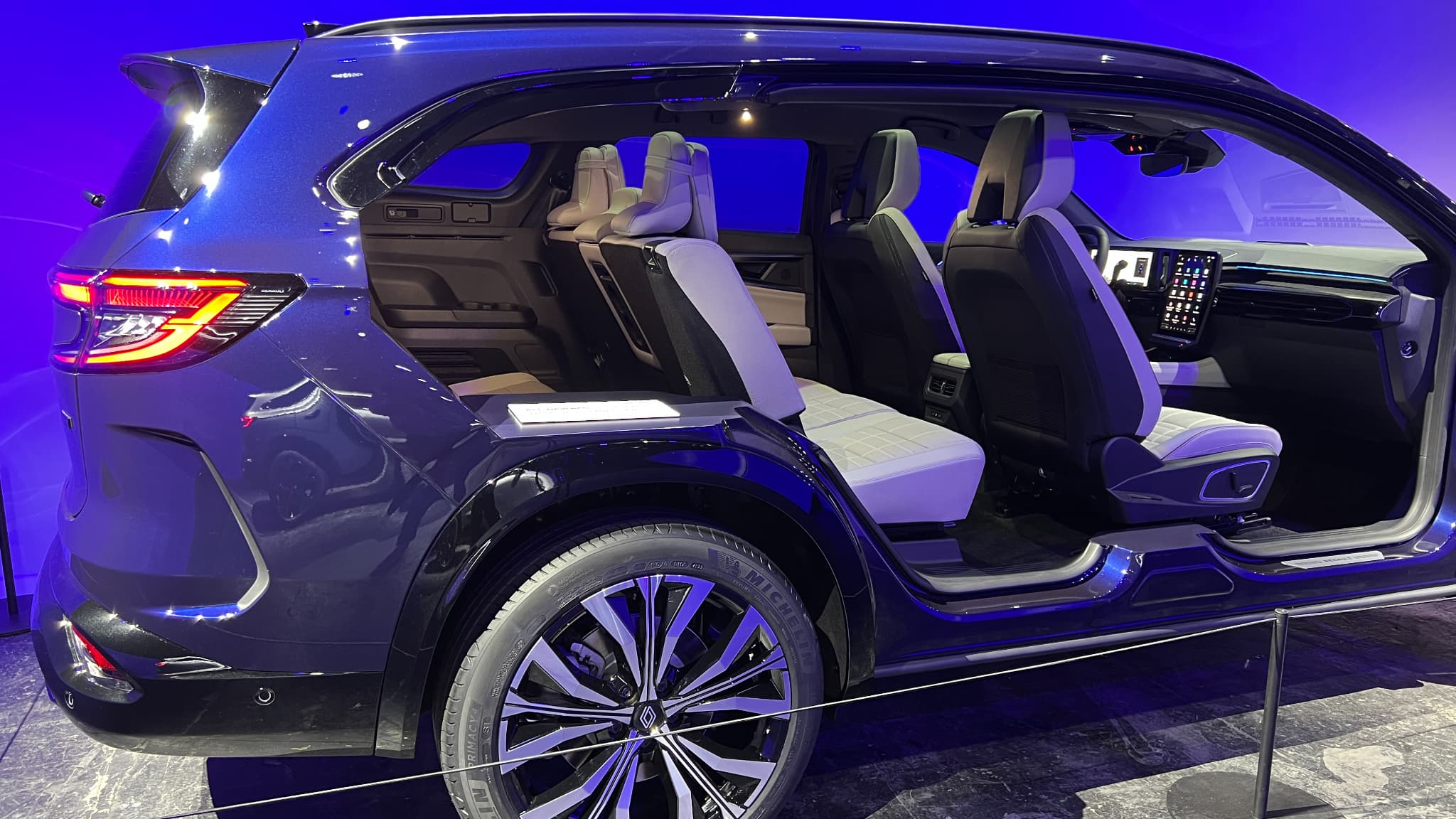 Avec 4,72 mètres de long et la possibilité d'accueillir jusqu'à 7 passagers, le nouvel Espace garde sa vocation de véhicule familial.