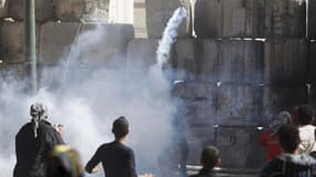 Jet de gaz lacrymogène près de la place Tahrir, au Caire. Des centaines de manifestants, jeunes pour la plupart, ont affronté la police vendredi place Tahrir, au Caire, ainsi qu'à Alexandrie alors que l'Egypte célèbre le deuxième anniversaire du début de