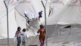 Un camp de réfugiés syriens à Gazintep, dans le sud-est de la Turquie. Entre 800 et 900 Syriens ont fui leur pays et ont franchi la frontière pour trouver refuge en Turquie au cours des dernières 24 heures. /Photo prise le 3 avril 2012/REUTERS/Osman Orsal