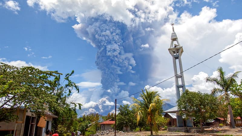 Indonésie: une colonne de cendres de 9 km observée après une nouvelle éruption volcanique