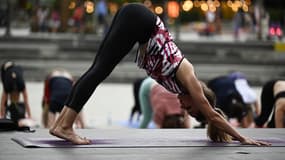 Des personnes participent à une séance de yoga au Kosovo en juin 2021, pour marquer la Journée internationale du yoga (photo d'illustration)