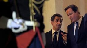 Le président Nicolas Sarkozy et le Premier ministre britannique David Cameron, mercredi sur le perron de l'Elysée. La France et la Grande-Bretagne ont réaffirmé mercredi soir leur unité de vue sur la crise libyenne au moment où les deux pays tentent de pe