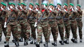 Femmes soldats de l'armée béninoise. Les armées de 13 pays africains ont défilé pour la première fois sur les Champs-Elysées pour le 14-Juillet, une initiative destinée à célébrer le cinquantenaire des indépendances octroyées sous le général de Gaulle. /P