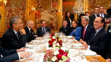 Barack Obama et Laurent Fabius (D) en face de François Hollande, John Kerry et Ségolène Royal (D) lors du dîner à L'Ambroisie, le 30 novembre 2015 à Paris