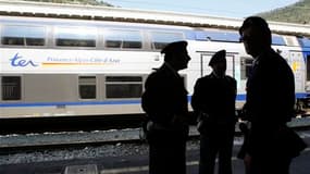 Patrouille de policiers italiens à Vintimille. La Commission européenne a estimé que la France était dans son droit en annulant dimanche des trains au départ de l'Italie pour empêcher une manifestation de soutien à des immigrés d'Afrique du Nord. Plus de