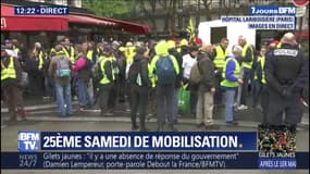 Une centaine de gilets jaunes rassemblée devant l'hôpital Lariboisière à Paris