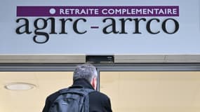 Un homme devant une agence Agirc-Arrco (photo d'illustration).