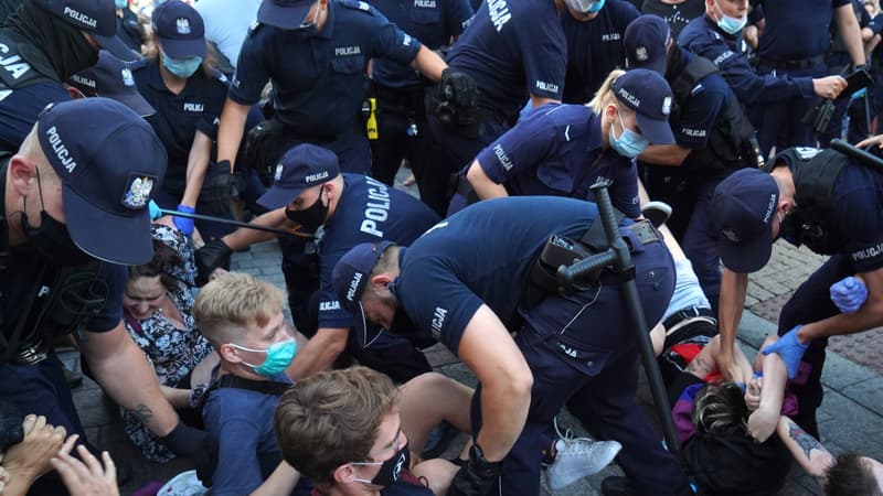 Des manifestants tentaient de s'opposer vendredi à l'arrestation d'une militante des droits LGBT à Varsovie.