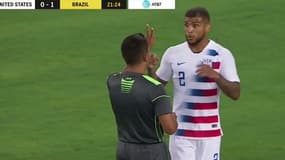 DeAndre Yedlin avec l'arbitre