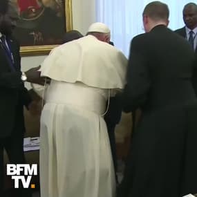 Le pape embrasse les pieds des leaders rivaux sud-soudanais pour encourager la paix dans la pays