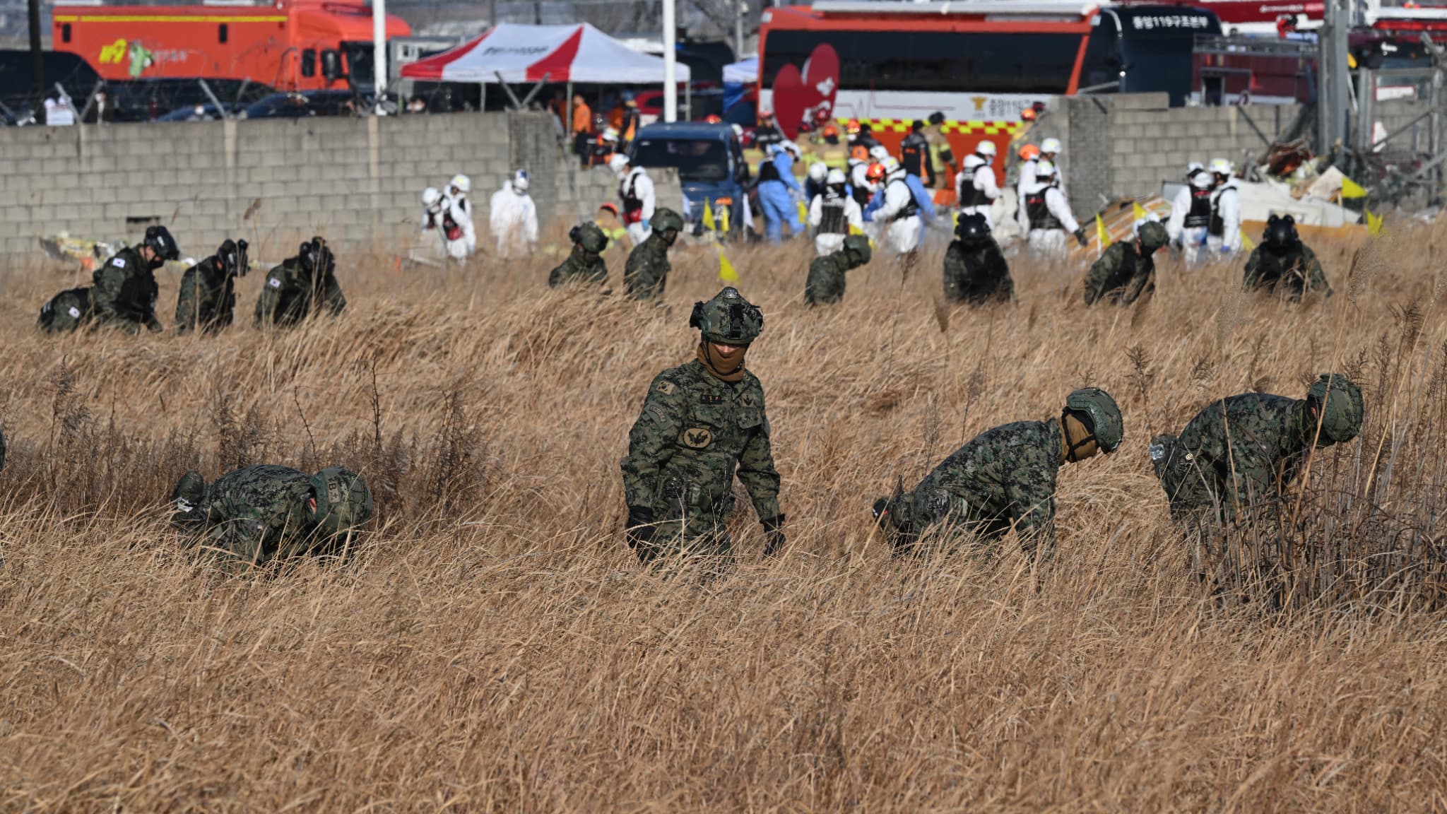 Des soldats sud-coréens cherchent des survivants au crash de l'avion Jeju Air, à l'aéroport de Muan, le 29 décembre 2024