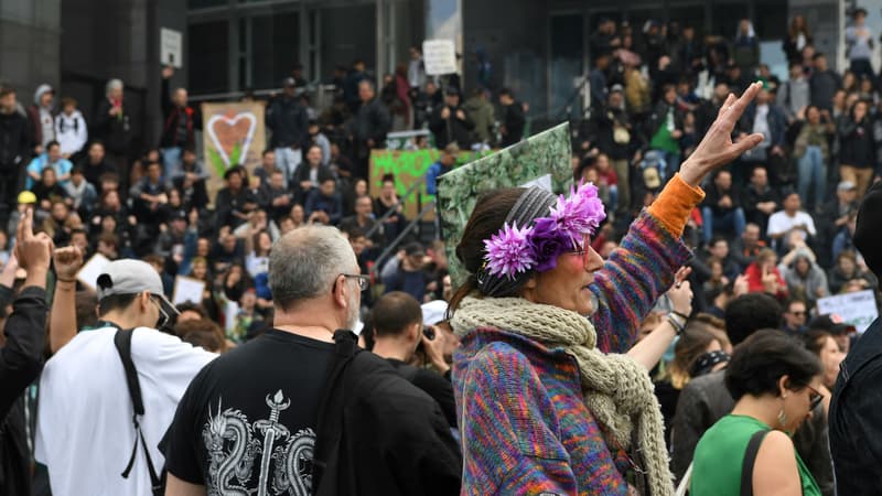 Un millier de personnes se sont rassemblées ce samedi à Paris, pour une marche pour la dépénalisation du cannabis.