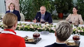 Vladimir Poutine échange avec des employés de la compagnie aérienne Aeroflot, samedi 5 mars 2022, en pleine guerre contre l'Ukraine.