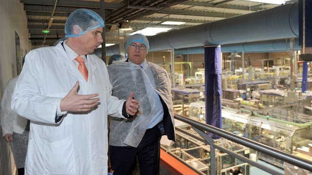 Michel Sapin en visite à la Laiterie de Saint-Denis-de-l'Hôtel (LSDH), bénéficiaire du CICE.