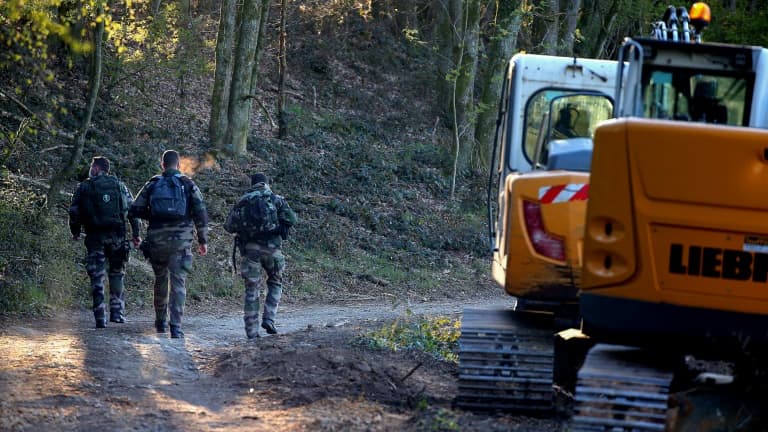 Les gendarmes français poursuivent les recherches du corps d'Estelle Mouzin, à Issancourt-et-Rumel le 26 avril.
