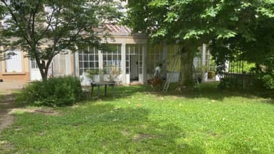 Maxime Dehan, petit fils du propriétaire de la Sablière, dans le jardin de la demeure historique.