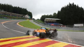 La McLaren de Lando Norris dans le Raidillon de l'Eau Rouge, à Spa-Francorchamps le 28 août 2021