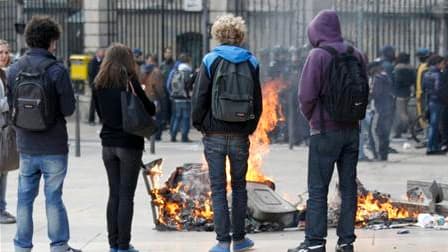 A Lyon. Les lycéens opposés à la réforme des retraites ont continué à se mobiliser lundi dans des rassemblements épars, lors d'une journée marquée par de nouveaux affrontements entre "casseurs" et forces de l'ordre. /Photo prise le 18 octobre 2010/REUTERS