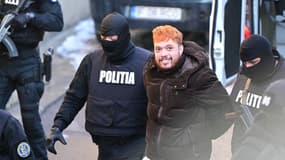 Le narcotrafiquant Mohamed Amra escorté par des policiers à la cour d'appel de Bucarest, en Roumanie, le 23 février 2025.