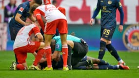 Josuha Guilavogui secouru par l’arbitre Patrick Ittrich lors du match Bayern Munich-Mayence (8-1, Bundesliga), le 9 mars 2024 