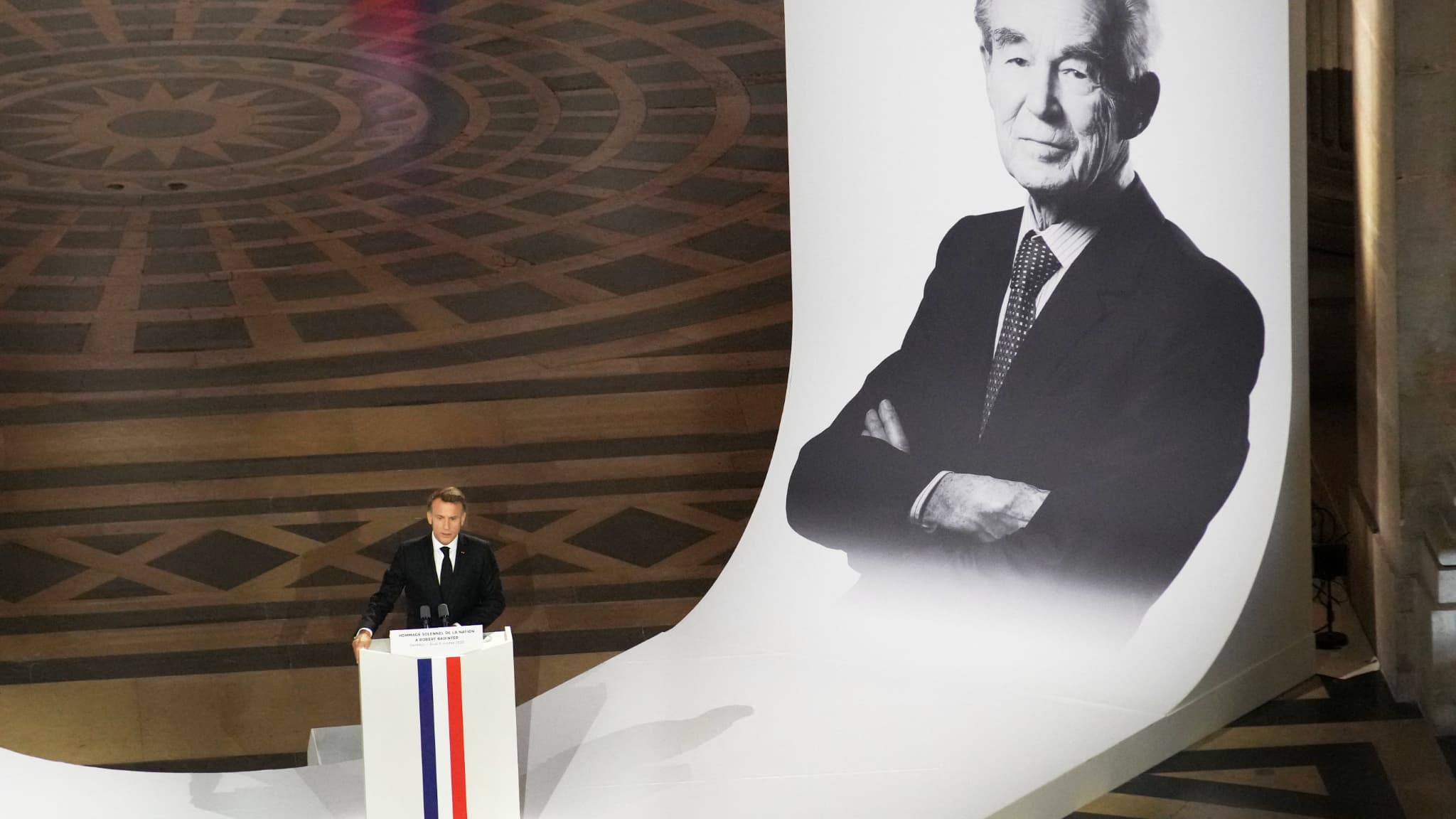 Emmanuel Macron, lors de l'entrée au Panthéon de Robert Badinter, le 9 octobre 2025.