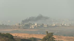 Des volutes de fumées s'élèvent de la bande de Gaza, vue depuis Sdérot, en Israël