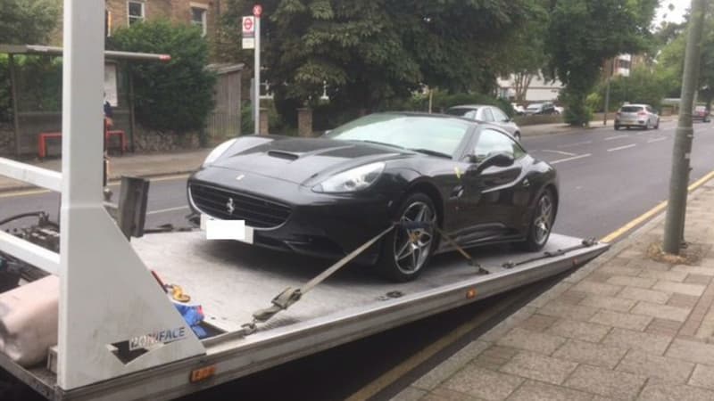 La Ferrari California, "empruntée" par le fils de son propriétaire, en train d'être emmené par la police. 