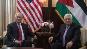 Le secrétaire d'Etat américain Rex Tillerson (g) et le président de l'Autorité palestinienne Mahmoud Abbas, à Washington, le 3 mai 2017