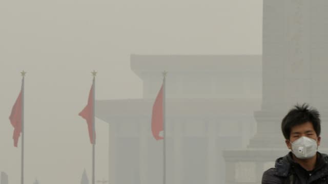Un touriste chinois sur la place Tiananmen à Pékin, le 26 férier 2014. 