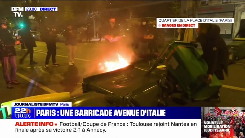 Une barricade de poubelles dressée avenue d'Italie à Paris