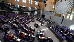 Les députés allemands ont approuvé jeudi à une très large majorité l'élargissement des prérogatives du Fonds européen de stabilité financière (FESF), le fonds de soutien de la zone euro, un test crucial réussi pour la chancelière Angela Merkel. /Photo pri