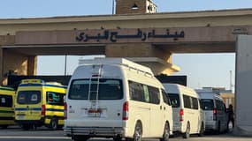 Des ambulances du côté égyptien du passage de Rafah ce dimanche 1er février 2026.