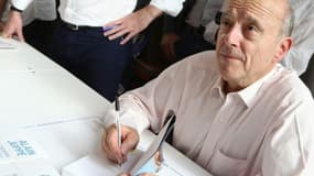 Le maire de Bordeaux, Alain Juppé, lors d'une signature de son livre "Mes Chemins pour l'école", le 8 novembre 2015 à Brive-la-Gaillarde