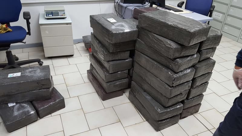 Photo fournie le 18 décembre 2017 par les douanes françaises montrant 1,3 tonne de cannabis découverte dans des canapés transportés en camion (photo d'illustration)
