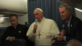 "Il y a beaucoup de choses à faire par la psychiatrie." Les propos polémiques du pape François sur l'homosexualité