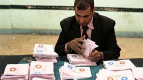 Dans un bureau de vote de Bani Soueïf, au sud du Caire. La nouvelle Constitution a été adoptée en Egypte malgré la forte opposition des laïcs et des chrétiens, selon les résultats non-officiels du référendum portant sur le texte. Selon les Frères musulman