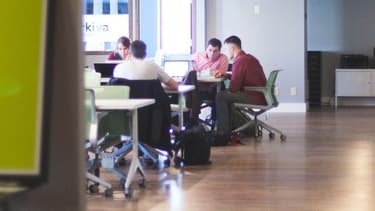 Près de la moitié des LGBTQ+ sont prêts à mentir sur leur orientation sexuelle et leur identité lors d’une conversation informelle avec leur manager.