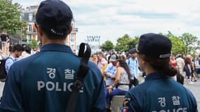 Des policiers sud-coréens à Paris, le 16 juillet 2024.
