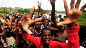 Partisans d'Alassane Ouattara à Abidjan. Plusieurs quartiers de la capitale économique de la Côte d'Ivoire ont explosé de joie lundi à l'annonce de l'arrestation de Laurent Gbagbo après dix jours de siège dans sa résidence fortifiée de Cocody. /Photo pris