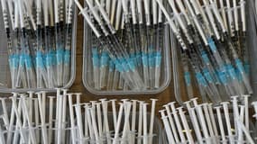 Des seringues destinées à la formation à la vaccination de bénévoles, le 30 janvier 2021 à Londres
