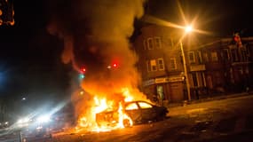 Des voitures incendiées, lundi 27 avril, à Baltimore, dans le Maryland. 
