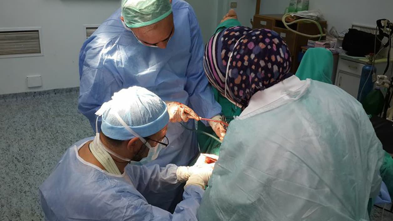 Le Dr Lahna (en haut), lors d'une intervention chirurgicale à Alep. Le Dr Lahna (en haut), lors d'une intervention chirurgicale à Alep.