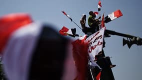 Des manifestants place Tahrir au Caire, le 30 juin.