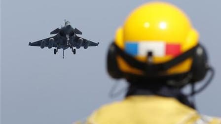 Un Rafale apontant sur le Charles-de-Gaulle dans le cadre des opérations de l'Otan en Libye. L'intervention militaire de la France en Libye a coûté jusqu'ici 160 millions d'euros, a déclaré la ministre du Budget, Valérie Pécresse, dans un entretien au Jou