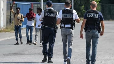 Des policiers à Calais.