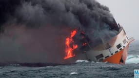 Photo du navire italien Grande America en feu et en plein naufrage le 12 mars 2019, au large des côtes françaises.