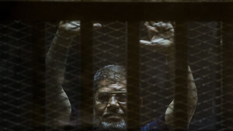 L'ex-président Morsi, au tribunal du Caire, le 2 juin.