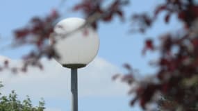 Un lampadaire à boule - Image d'illustration