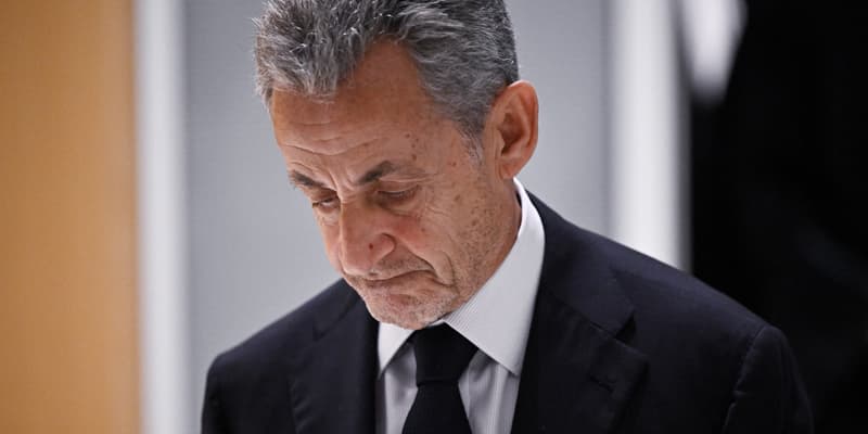 L'ancien président Nicolas Sarkozy baisse les yeux alors qu'il quitte le tribunal de Paris après le verdict rendu dans son procès pour financement illégal de sa campagne présidentielle victorieuse de 2007 par la Libye, le 25 septembre 2025. 